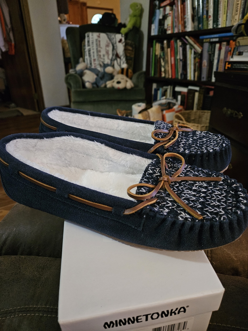 Minnetonka Women's Navy and Tan Knit Moccasin Slippers